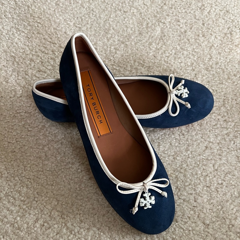 Tory Burch Logo Charm Ballet Flats - Picture 2 of 6